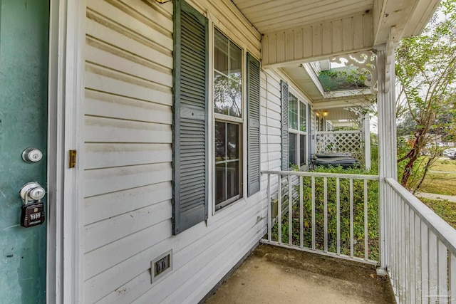 balcony featuring covered porch