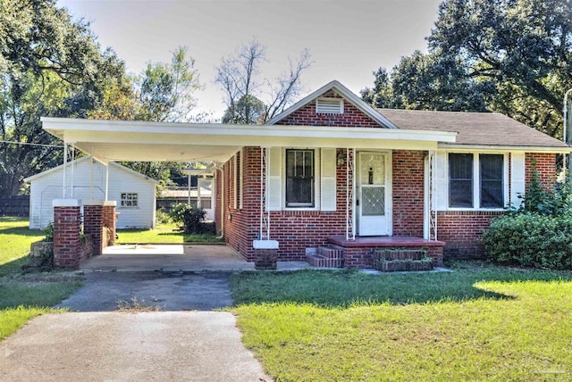 view of front facade featuring a carport and a front lawn