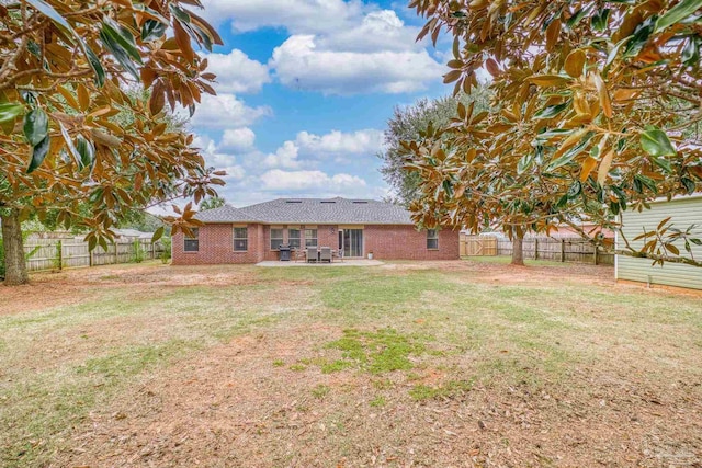 view of yard featuring a patio area