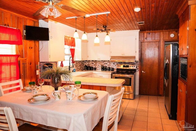 kitchen featuring tasteful backsplash, sink, kitchen peninsula, stainless steel appliances, and white cabinets