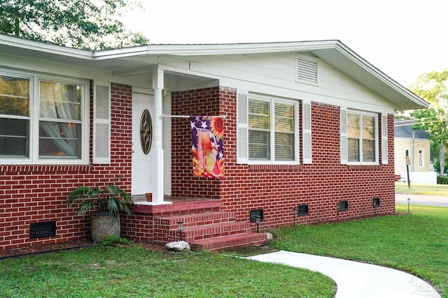 view of front of property with a front lawn