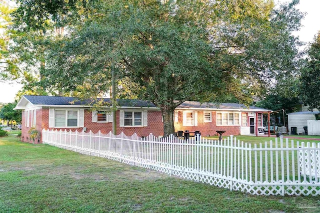 single story home with a front yard