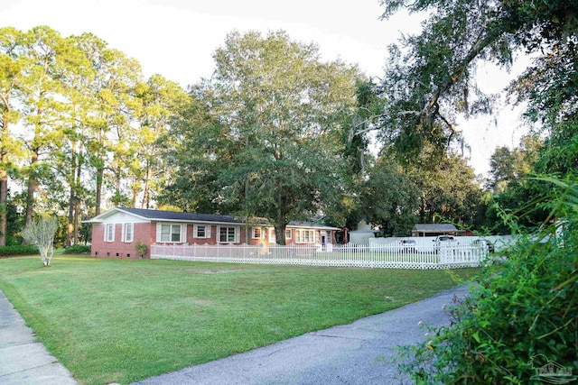 view of front of home featuring a front lawn