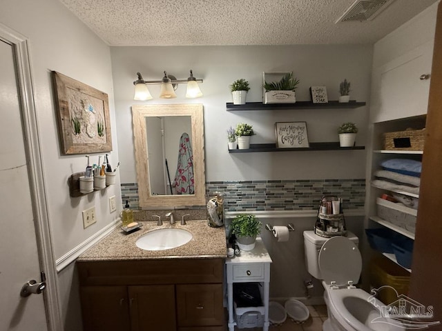 1515 Mariners Cir, Gulf Breeze, FL 32563 - bathroom featuring toilet, vanity, and a textured ceiling