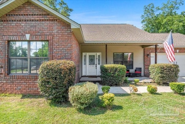 view of front facade featuring a garage and a front yard