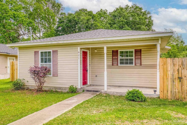 bungalow featuring a front yard