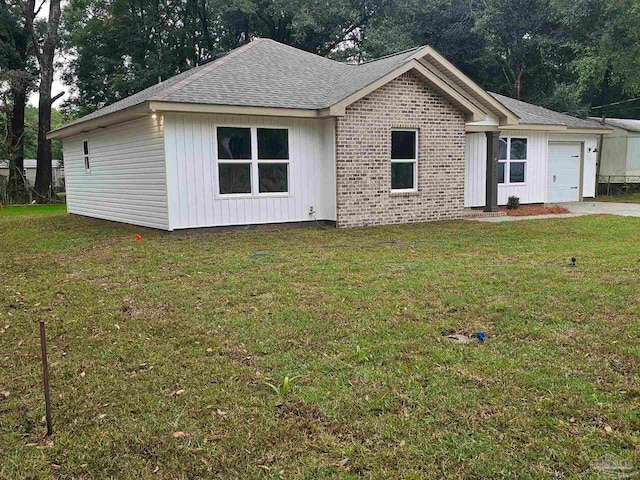 ranch-style home featuring a front lawn