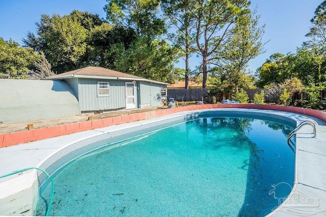 view of swimming pool