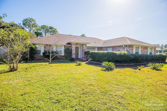 single story home featuring a front lawn