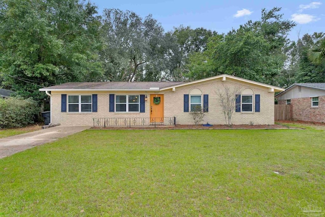 ranch-style house featuring a front yard