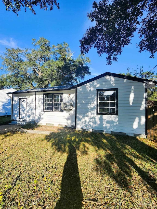 ranch-style home featuring a front yard