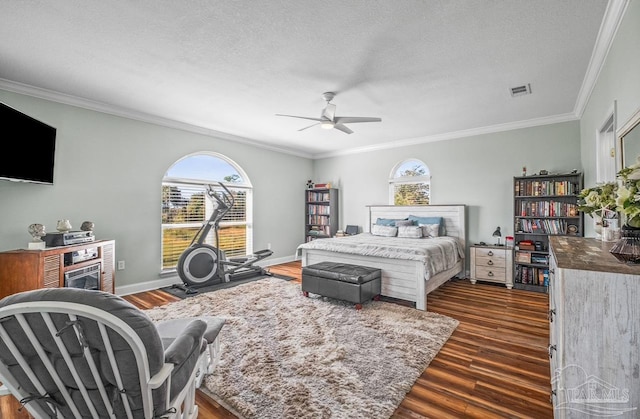 bedroom featuring dark wood-type flooring, ceiling fan, and a textured ceiling