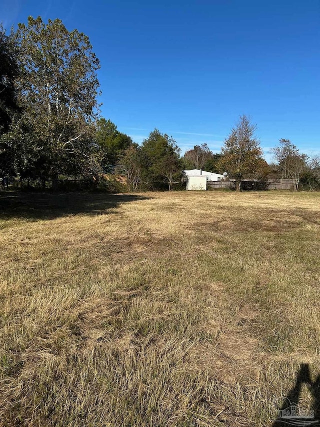 view of yard featuring a rural view