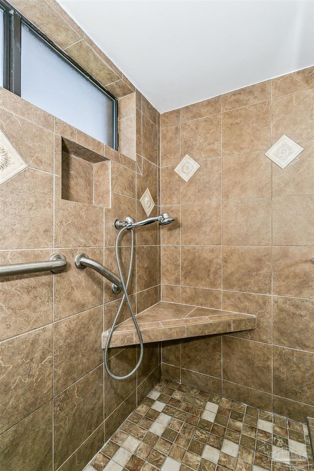 bathroom featuring a tile shower