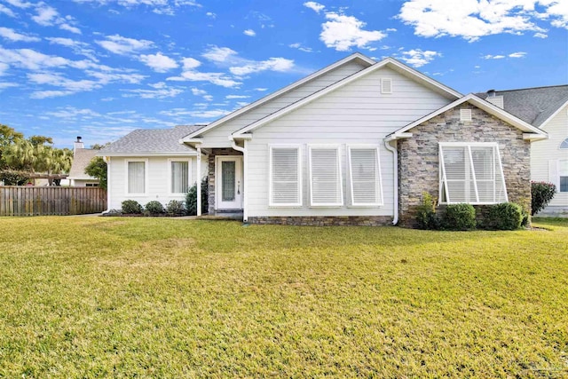 single story home with a front lawn