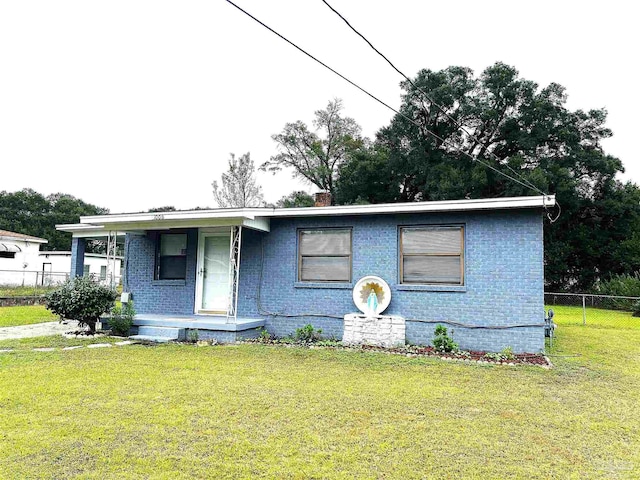 view of front facade featuring a front lawn