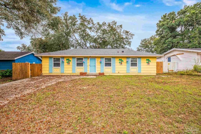 ranch-style house featuring a front lawn