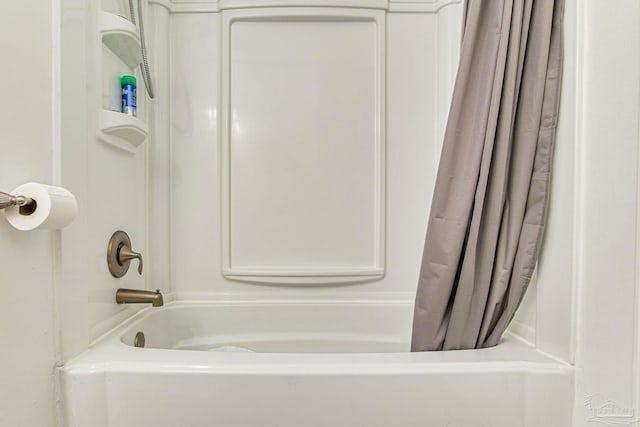 bathroom with shower / tub combo