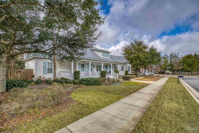 view of front facade featuring a porch and a front yard