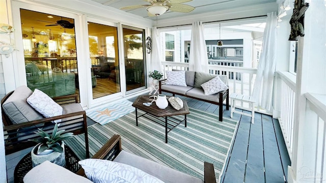 sunroom with ceiling fan