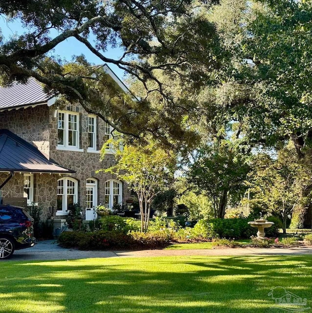 exterior space featuring a lawn