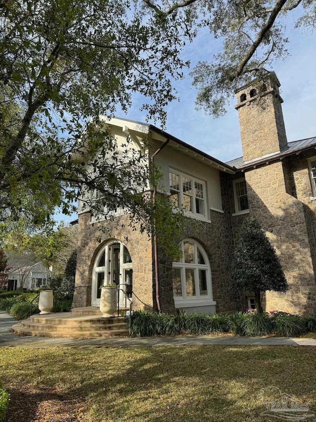 view of front of home featuring a front lawn