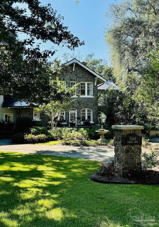 view of front of property with a front lawn