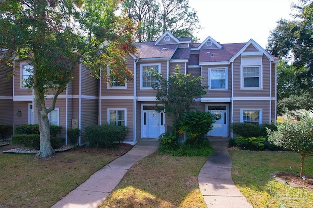 townhome / multi-family property featuring a front yard