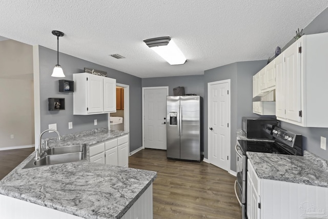 kitchen with a sink, a peninsula, stainless steel appliances, dark wood-type flooring, and visible vents