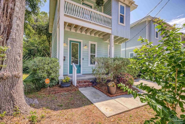 entrance to property featuring a balcony