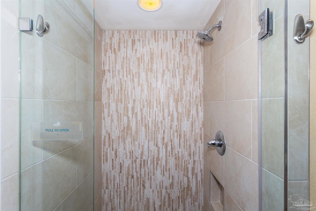 bathroom featuring tiled shower