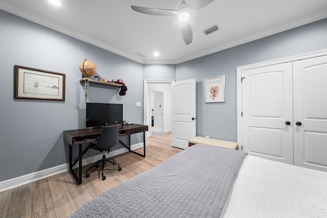 bedroom with light hardwood / wood-style floors, a closet, ornamental molding, and ceiling fan