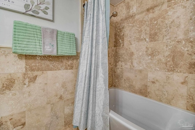 bathroom with shower / bath combo