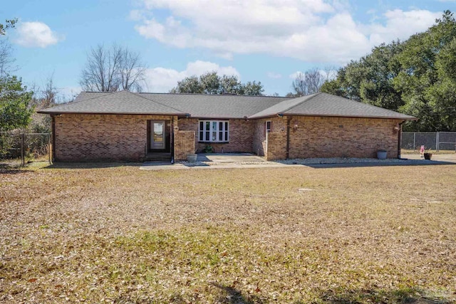 view of front of property with a front lawn