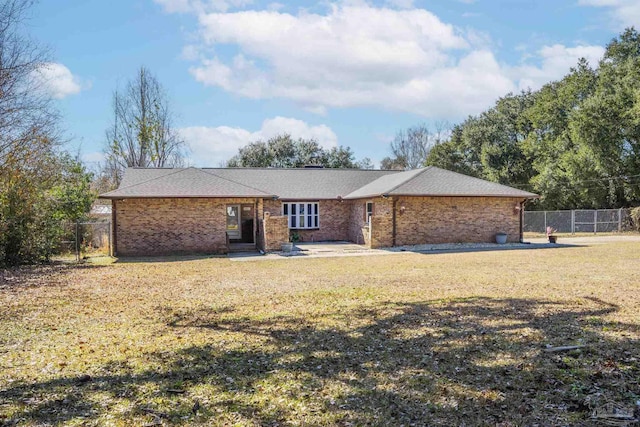 single story home featuring a front yard