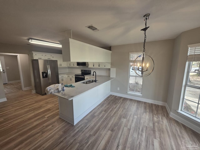 5674 Windsong Dr, Milton, FL 32570 - kitchen featuring stainless steel appliances, a sink, a peninsula, and baseboards