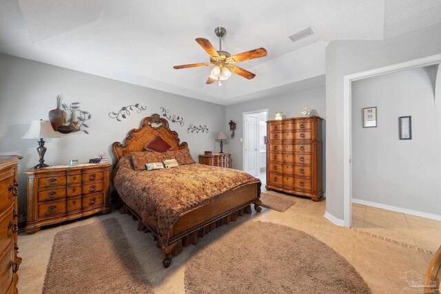 laundry area featuring washing machine and clothes dryer, sink, and light tile patterned floors