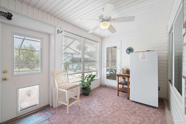 sunroom with ceiling fan