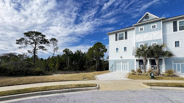 view of front facade featuring a garage