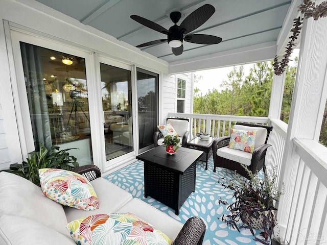 sunroom with ceiling fan