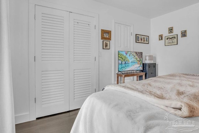 6050 Cheyenne Dr, Milton, FL 32570 - bedroom featuring wood finished floors