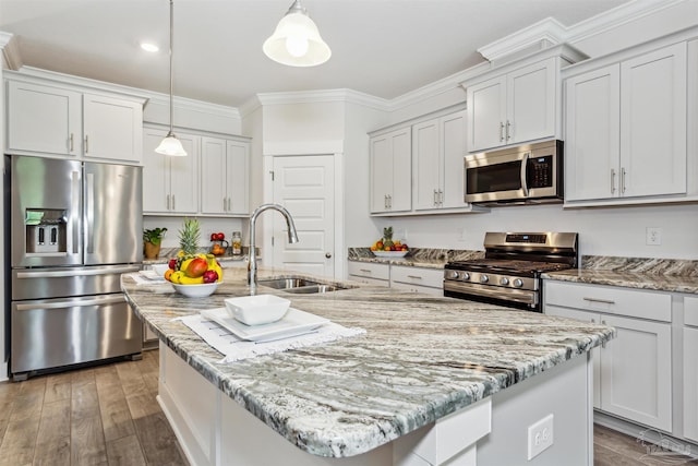 kitchen featuring hanging light fixtures, sink, an island with sink, and appliances with stainless steel finishes