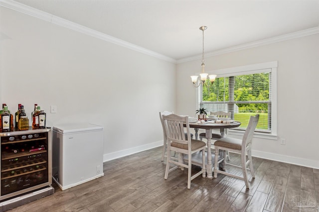 dining space featuring crown molding, a chandelier, dark hardwood / wood-style flooring, and beverage cooler