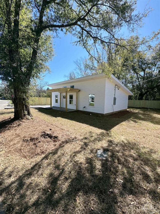 view of front of house featuring fence and a front lawn