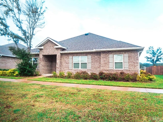 view of front of property featuring a front lawn