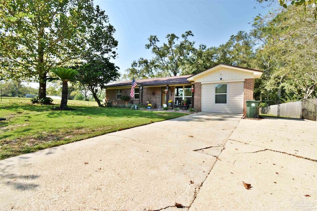 ranch-style home featuring a front lawn