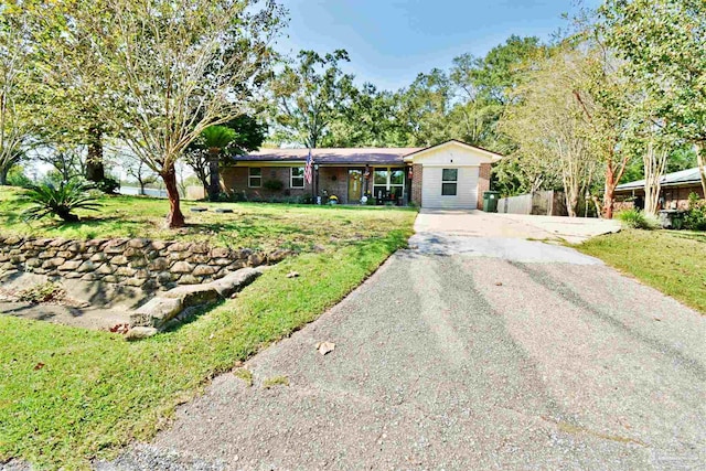 ranch-style house featuring a front lawn