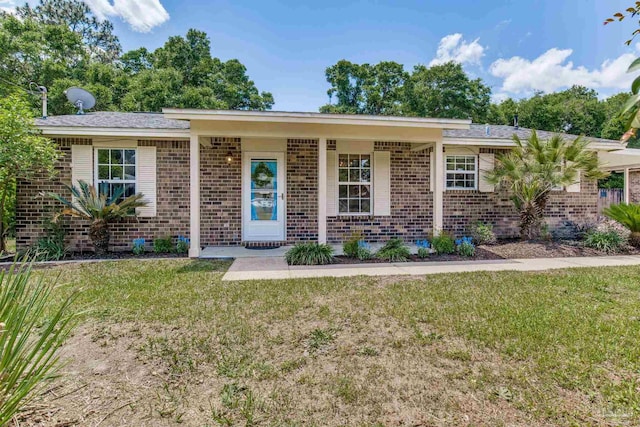 single story home featuring brick siding and a front lawn