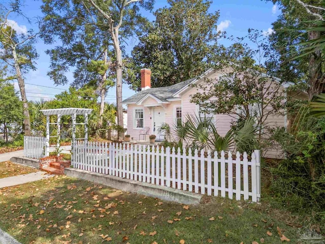 view of front of property featuring a pergola