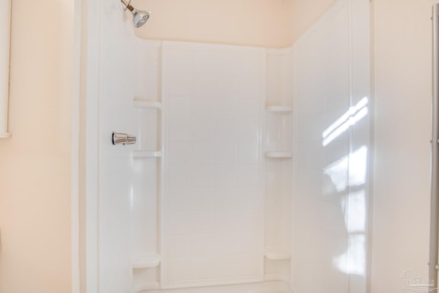 bathroom featuring a tile shower